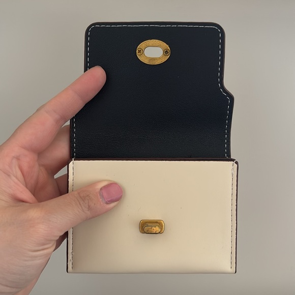 Turnlock Wallet - Picture 3 of 5